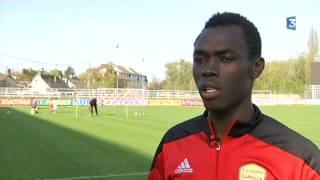 Louhans  un jeune ivoirien abandonné devant le stade de football [upl. by Ketchum467]