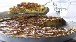 Rezept Quiche Lorraine  Specktorte mit Creme Fraiche Muskatnuss Zwiebeln [upl. by Kramlich507]