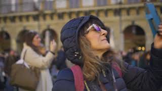 El Orfeón Donostiarra sorprende en la Plaza de la Constitución de San Sebastián  Donostimag [upl. by Luht450]