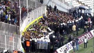 BESIKTAS FENERBAHCE 2011 22 fb taraftarlarının tribüne sahadan girişi [upl. by Natsreik]