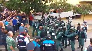 Enfrentamientos entre la Guardia Civil y los Mossos dEsquadra durante el 1O [upl. by Enelrae76]