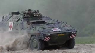 Geneeskundige militaire ziekenauto de Boxer van 43 Gemechaniseerde Brigade door het oefenterrein [upl. by Alboran]