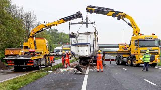 BERGING  Ongeval met twee vrachtwagens op snelweg 🚚 🚛 [upl. by Arrol291]