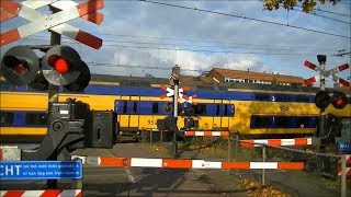 Spoorwegovergang Harderwijk  Dutch railroad crossing [upl. by Hazelton]