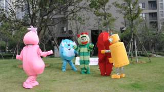 Yo Gabba Gabba Mascots Show Foofa Mascot Brobee Mascot Muno Mascot Toodee Mascot Plex Mascot [upl. by Annaynek]