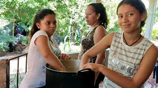 Rebe demuestra cómo poner la mejor sonrisa para preparar unos ricos alimentos 😋 [upl. by Atterys]