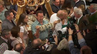 Schwarzenegger auf Weißwurstparty bei Kitzbühel [upl. by Kentigerma]