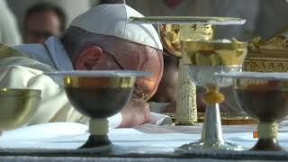 Perché Papa Francesco non si inginocchia o non si genuflette durante la messa [upl. by Mehelhteb907]