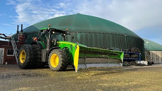 John Deere 8400R auf dem Silo Biogasanlage [upl. by Lavine667]