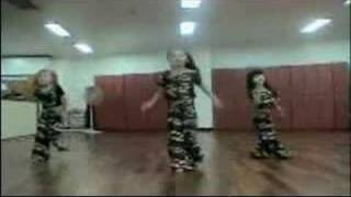 Korean kids dancing to 바나나걸s quot엉덩이quot [upl. by Lesly]