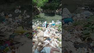 joven recoge en aguas sucia basura para vender me conmovió [upl. by Nonnaehr]