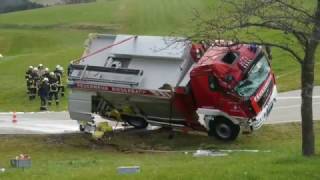 Feuerwehrfahrzeug verunglückt auf Einsatzfahrt [upl. by Hosea]