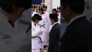 Momen Jokowi Jongkok Ambilkan Pin Paskibraka [upl. by Hewart717]