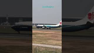 Boeing 737 Dreamliner Livery Lion Air landing di runway 06 bandara SoekarnoHatta CGK Jakarta [upl. by Acul]