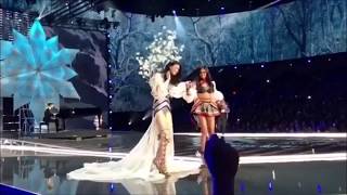 「ヴィクトリアズ・シークレット」のショーでモデルが転ぶハプニングが起こるも・・・Happening of Victorias Secret Fashion Show 2017 in Shanghai [upl. by Pegeen697]