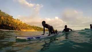 Les surfeurs de la plage de Kabic [upl. by Ivey]