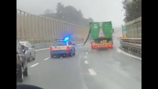 CAMION PERICOLOSO ⚠️ INTERVIENE LA POLIZIA STRADALE [upl. by Siusan]