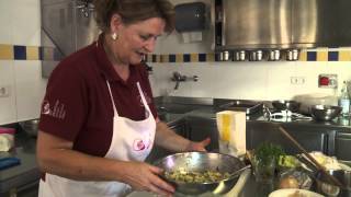 Knödel kochen mit Südtiroler Bäuerinnen Aus unserer Hand [upl. by Hollington]