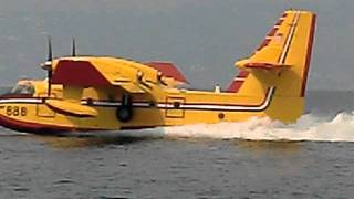 Waldbrand auf kroatischer Insel Brac  Löschflugzeug tankt auf [upl. by Ailemaj]