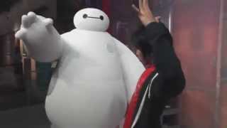 Baymax choca puño vida real Baymax fist bumps real life Español [upl. by Tfat39]