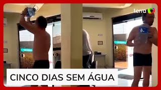 Homem leva galão de água e toma banho em protesto contra falta d’água em MG [upl. by Mehalek107]