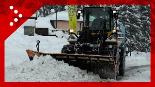 Neve a Madesimo aumenta lintensità dei fiocchi ruspe al lavoro per sgomberare le strade [upl. by Anahsahs]