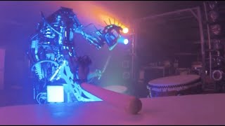 Compressorhead ロボットドラマー Stickboy 彼の太鼓を演奏する [upl. by Nnaihs]