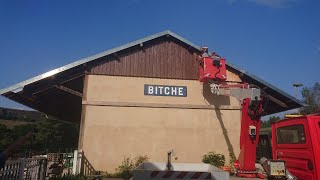 Le panneau de la ville de Bitche posé sur la halle de marchandises [upl. by Chaunce271]