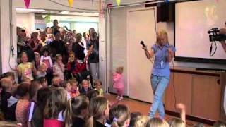 Steenwijkerwold  K3zangeres Josje Huisman heropent basisschool Immanuël [upl. by Ariana]