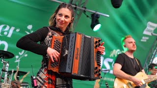 Claudia Hinker spielt „Ich hör so gern Harmonika“ gemeinsam mit „Die Lauser“ auf der Kaiser Wiesn [upl. by Marni677]