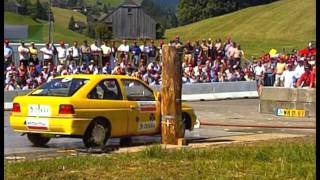 Crashtests 2001 Ein schleudernder Personenwagen stösst seitlich gegen einen Baum [upl. by Mchale]