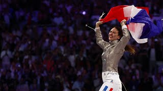 JO Paris 2024  Manon ApithyBrunet championne olympique de sabre devant Sara Balzer [upl. by Sanborne]