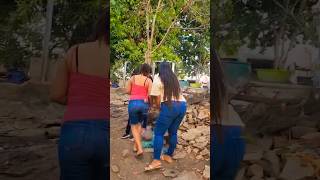 Salvadoreñas bajando zapotes en El Salvador viral elsalvador fruta salvadoreña campo nature [upl. by Eliezer]