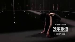 Top Model Fei Fei Sun FALLS TWICE during Vera Wang SpringSummer 2020 New York Fashion Week [upl. by Yak]