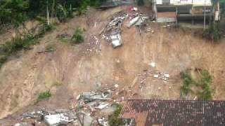 Enchente em Blumenau  Rua Hermann Huscher após o desabamento de casas  241108 [upl. by Ahcas6]