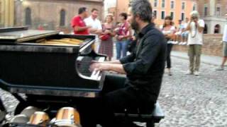 Ferrara Buskers Festival 2008  Julian Layn around Castello Estense [upl. by Lrat]