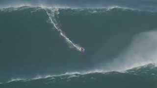 Garret McNamara Extreme Surfer cavalca onda 24 metri a Nazaré Portogallo [upl. by Sallie]