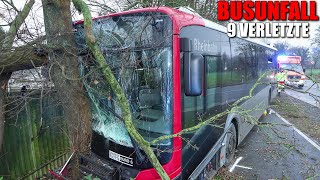 SCHWERER BUSUNFALL IN RATINGEN  Linienbus krachte frontal gegen einen Baum  9 Verletzte [upl. by Morra]