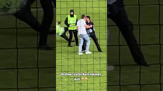 Wiesbadener Flitzer nimmt Ordner hoch 😂 kurz sliden geschickt 😂🏟️ wiesbaden flitzer stadion [upl. by Varipapa]