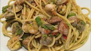 RICETTA SPAGHETTI O MACCHERONI ALLA CHITARRA CON VONGOLE GAMBERETTI ED ASPARAGI [upl. by Adnih628]