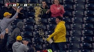 A fan uses a tub of popcorn to make a catch [upl. by Sherm]