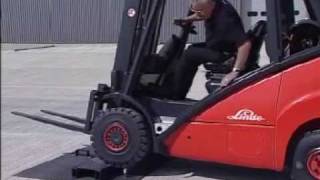 Linde Hydrostatic Lift Truck vs Toyota Torque Converter Forklift [upl. by Ofilia]