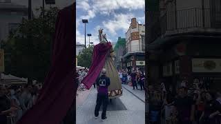 Els gegants romans de lHospitalet arriben a la plaça de lAjuntament per fer el canvi de guàrdia [upl. by Chiles]