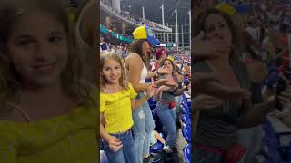 Venezolanos bailando tambor para celebrar la victoria ante Dominicana en el Clásico Mundial [upl. by Ellebana76]