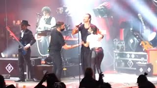 MUJERES  Ricardo Arjona Barcelona 2022  Fans se Lanzan en Pleno Concierto en VIVO [upl. by Adnorrehs]