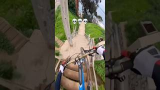 QUE LOCURA ESTAS ESCALERAS 🫨🫨🥵 mtb enduromtb downhill peligro [upl. by Imoyn535]