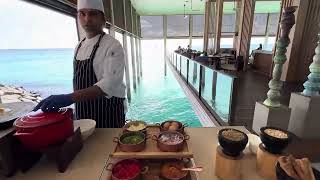 Le RitzCarlton Maldives Îles Fari  Restaurant La Locanda  petitdéjeuner 🥞 nourriture affichage [upl. by Sedinoel]