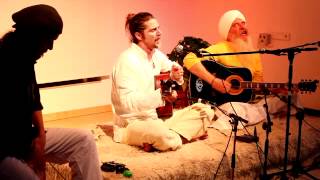 Kundalini Yoga Festival 2012  Kevin James Carroll mit Sat Hari Singh humee hum [upl. by Nwotna885]