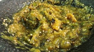 Salsa verde asada en molcajete RecetasdeLuzMa [upl. by Ahtnams]