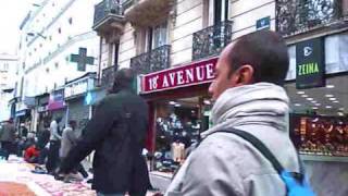 Des musulmans occupent le boulevard Barbès à Paris pour prier 16 octobre 2009 [upl. by Ocirred]